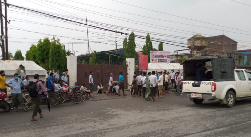 सेवा सुविधा माग्ने ९३ जनालाई निष्कासित गरेपछि हुलास वायरका ७ सय कामदार आन्दोलित